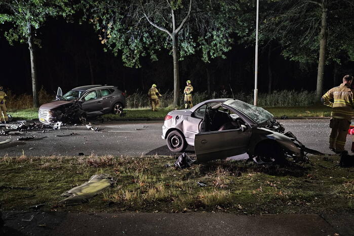 Ravage bij frontale botsing tussen personenauto's