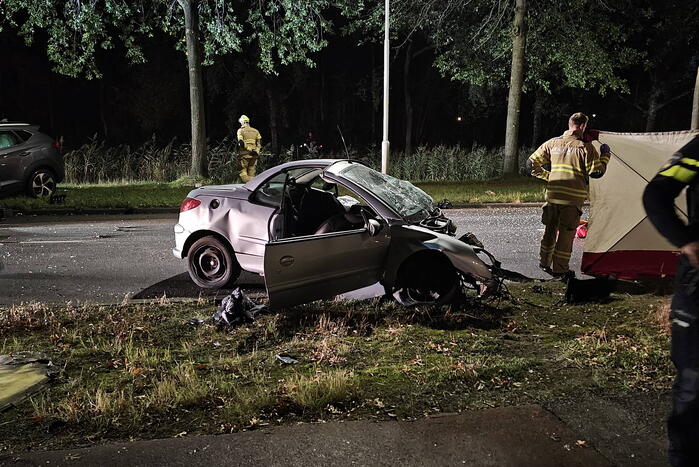 Ravage bij frontale botsing tussen personenauto's