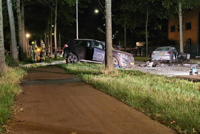 Ravage bij frontale botsing tussen personenauto's