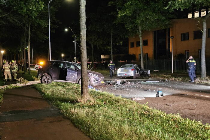 Ravage bij frontale botsing tussen personenauto's