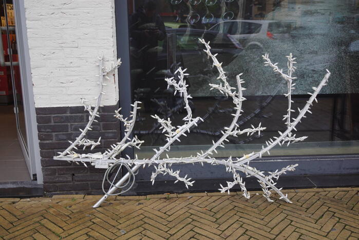 Feestverlichting wordt opgehangen in centrum Vathorst