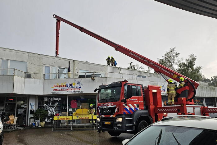 Flinke waterschade in kringloopwinkel door hevige regenbui