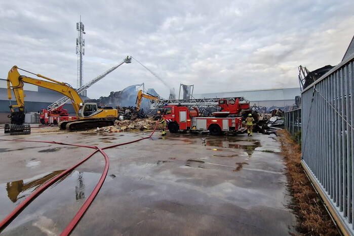 Enorme schade door verwoestende brand bij daglicht goed te zien