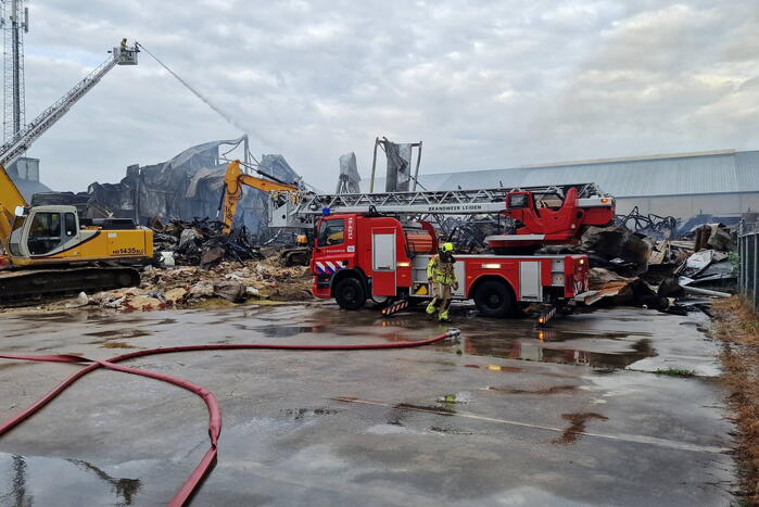 Enorme schade door verwoestende brand bij daglicht goed te zien