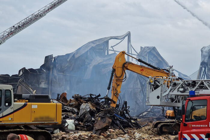 Enorme schade door verwoestende brand bij daglicht goed te zien