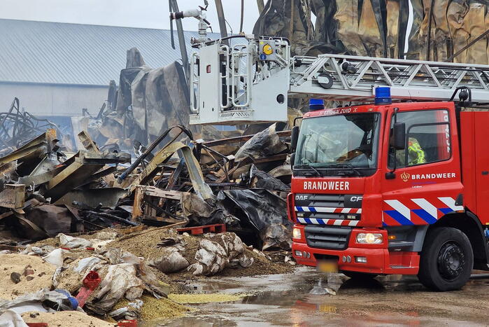 Enorme schade door verwoestende brand bij daglicht goed te zien