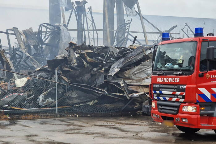 Enorme schade door verwoestende brand bij daglicht goed te zien
