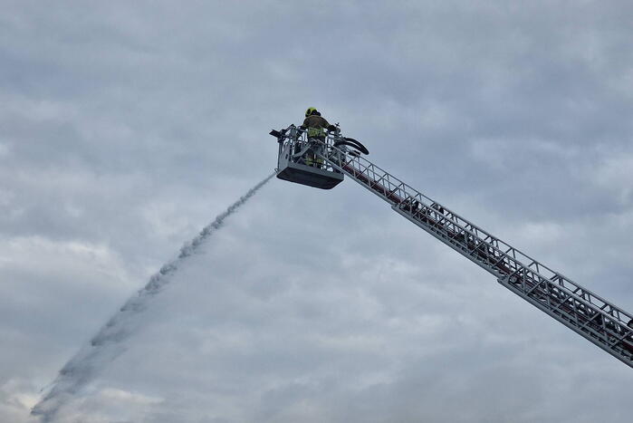 Enorme schade door verwoestende brand bij daglicht goed te zien