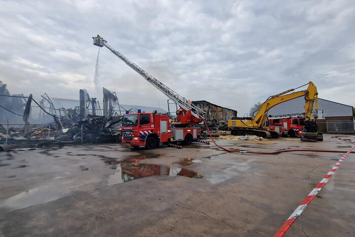Enorme schade door verwoestende brand bij daglicht goed te zien