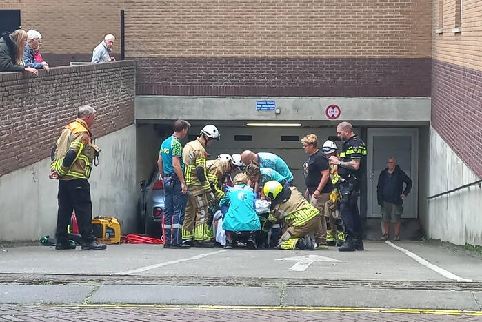 Auto rijdt helling af en belandt tegen muur