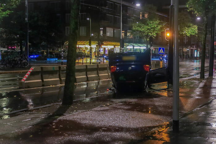 Auto op zijn kop bij eenzijdig ongeval