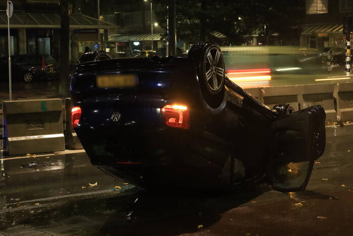 Auto op zijn kop bij eenzijdig ongeval