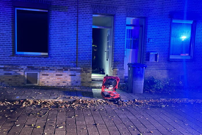 Bewoner naar ziekenhuis bij woningbrand