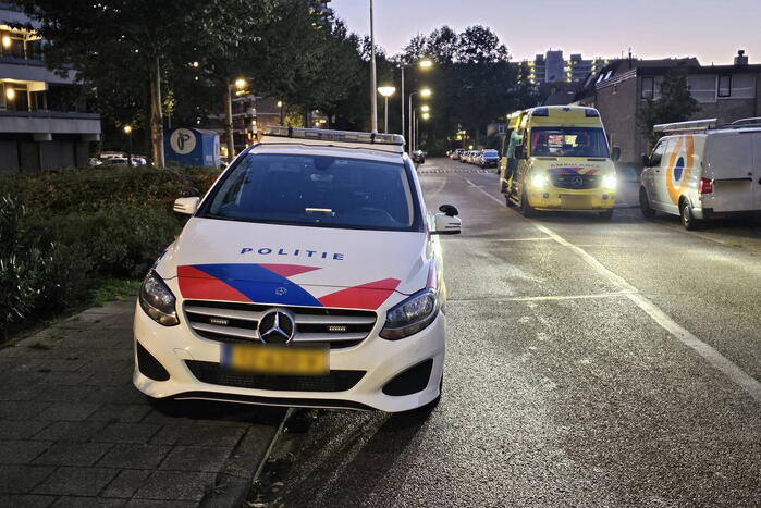 Flitsbezorger gewond bij aanrijding, veroorzaker rijdt door