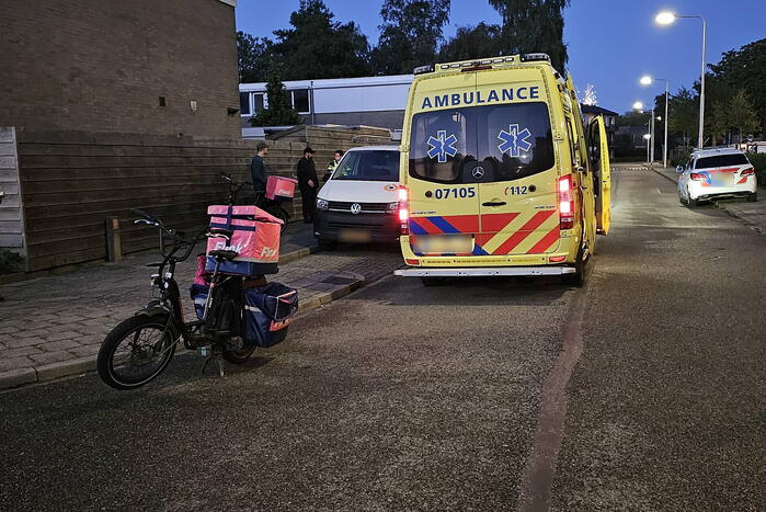 Flitsbezorger gewond bij aanrijding, veroorzaker rijdt door