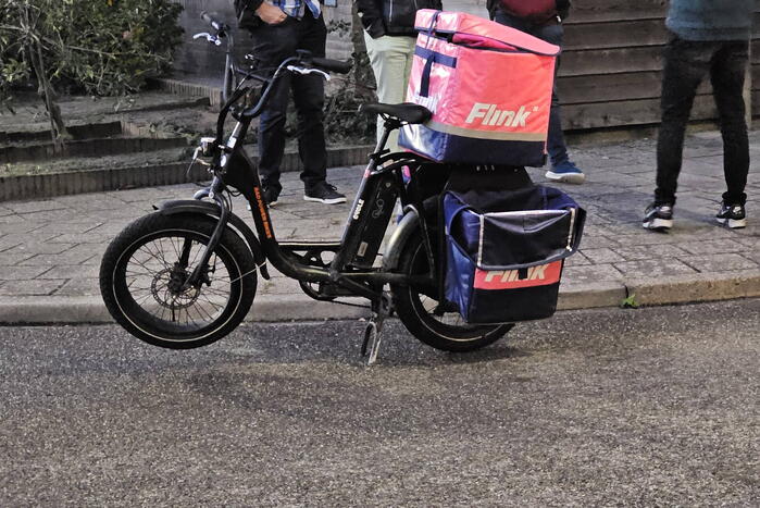 Flitsbezorger gewond bij aanrijding, veroorzaker rijdt door