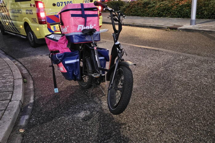 Flitsbezorger gewond bij aanrijding, veroorzaker rijdt door