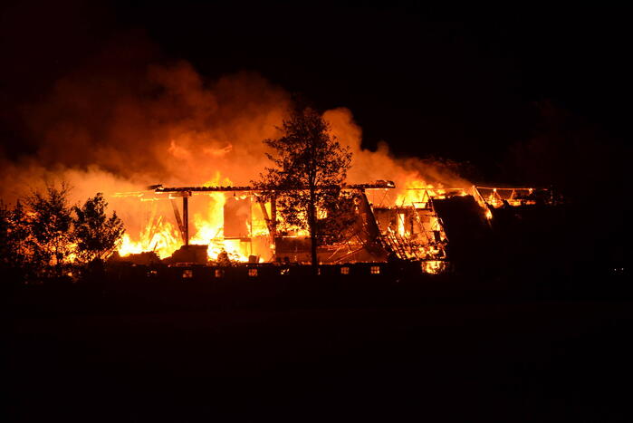 Boerderij verwoest door vlammenzee