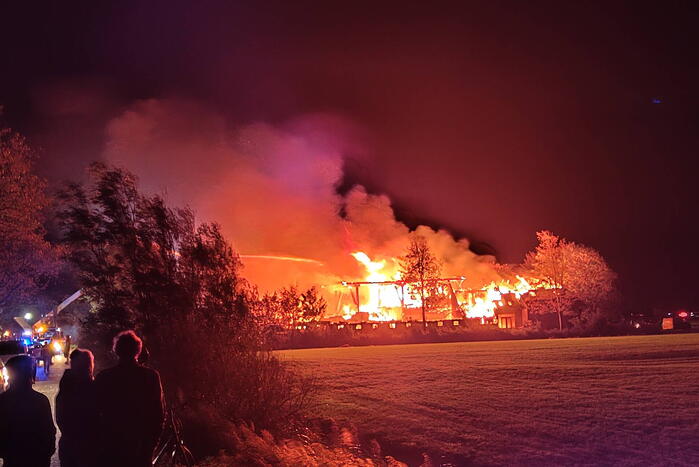Boerderij verwoest door vlammenzee