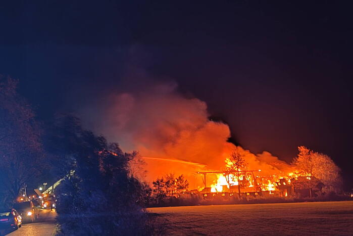 Boerderij verwoest door vlammenzee