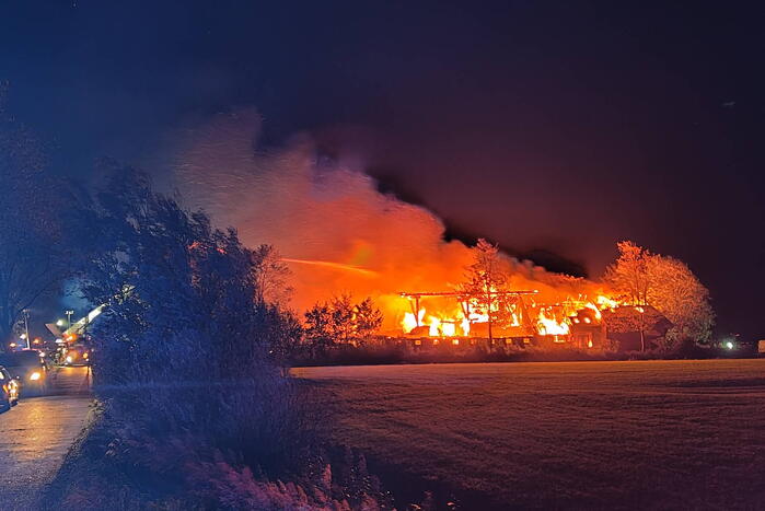 Boerderij verwoest door vlammenzee