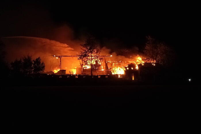 Boerderij verwoest door vlammenzee