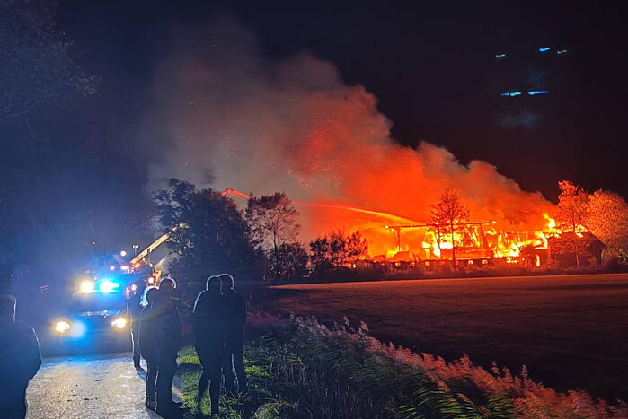 Boerderij verwoest door vlammenzee