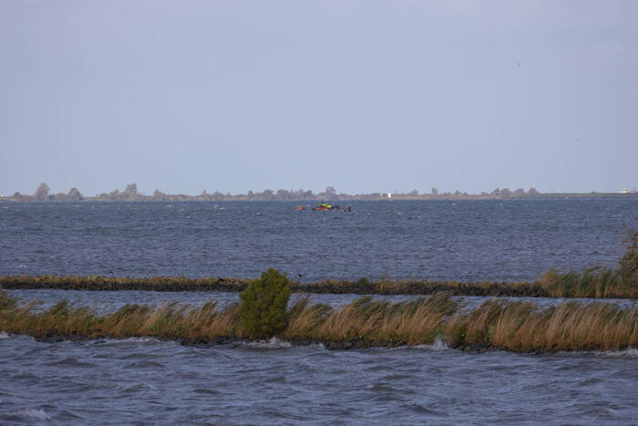 Boot met acht kinderen slaat om