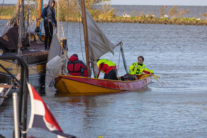 Boot met acht kinderen slaat om