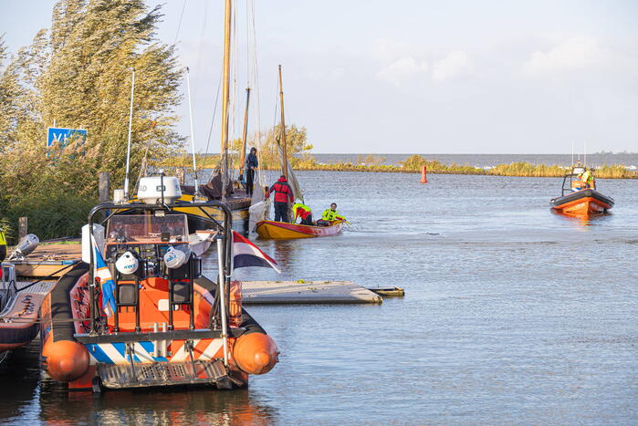Boot met acht kinderen slaat om