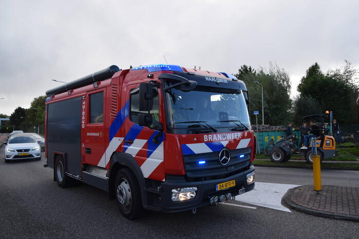 Brandweer blust brand in heftruck