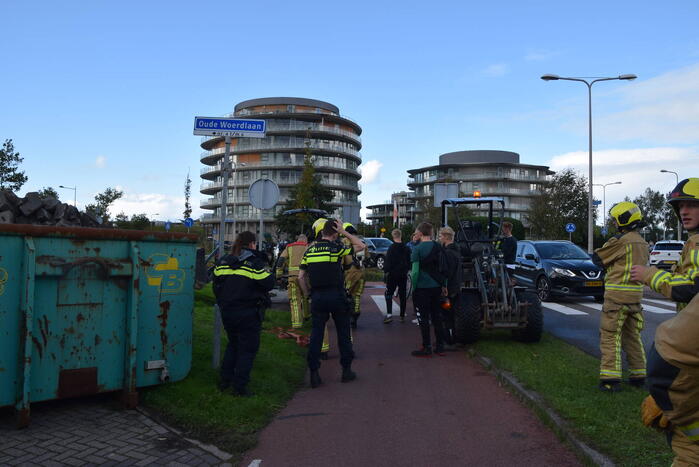 Brandweer blust brand in heftruck