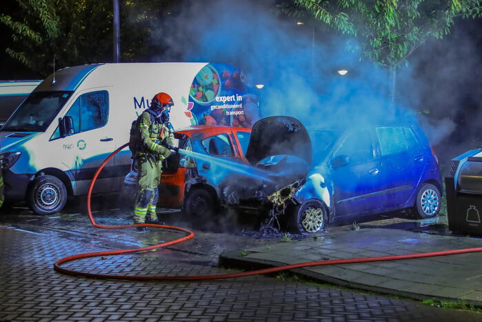 Twee auto's flink beschadigd door brand