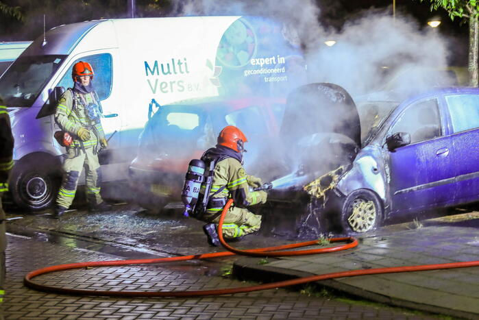 Twee auto's flink beschadigd door brand