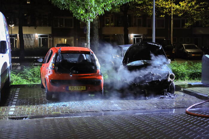 Twee auto's flink beschadigd door brand