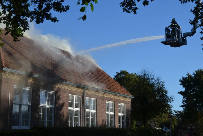 Veel rookontwikkeling bij grote brand in dorpshuis
