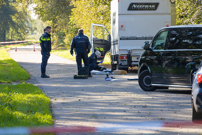 Onderzoek bij bakwagen met verdachte vaten