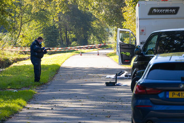 Onderzoek bij bakwagen met verdachte vaten
