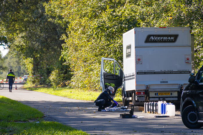 Onderzoek bij bakwagen met verdachte vaten