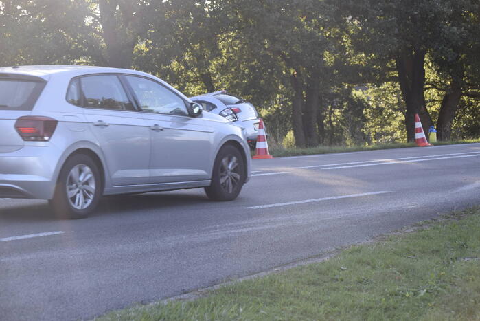 Bestelbus kanteld bij aanrijding met auto