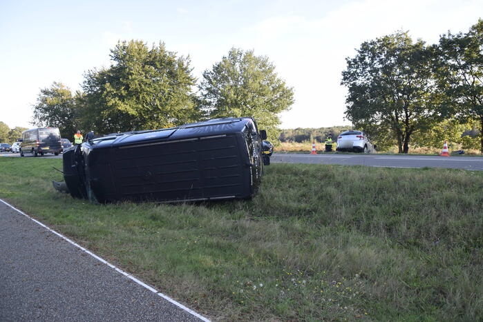 Bestelbus kanteld bij aanrijding met auto