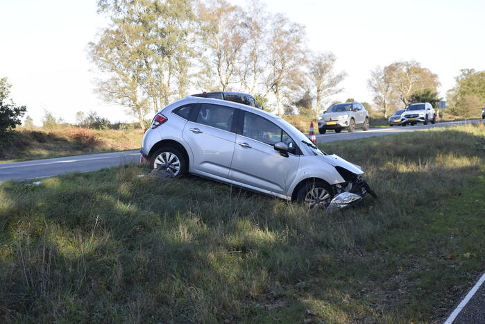 Bestelbus kanteld bij aanrijding met auto