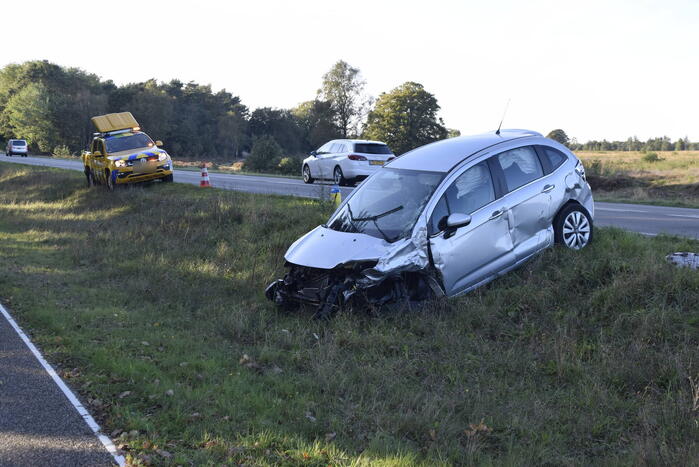 Bestelbus kanteld bij aanrijding met auto