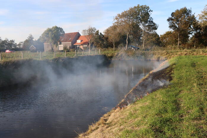 Gras in slootkant vat vlam