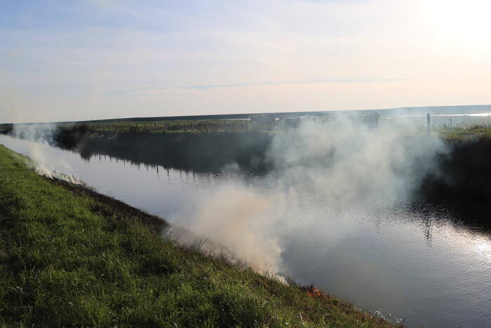 Gras in slootkant vat vlam