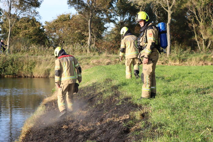 Gras in slootkant vat vlam