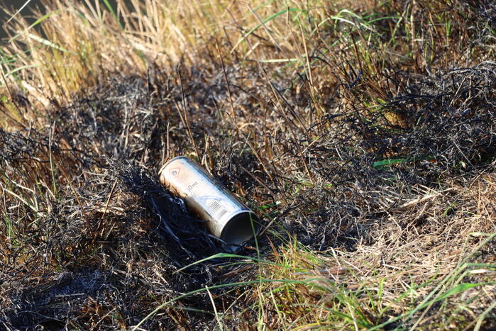 Gras in slootkant vat vlam