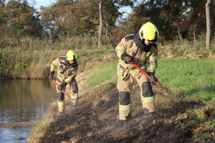 Gras in slootkant vat vlam