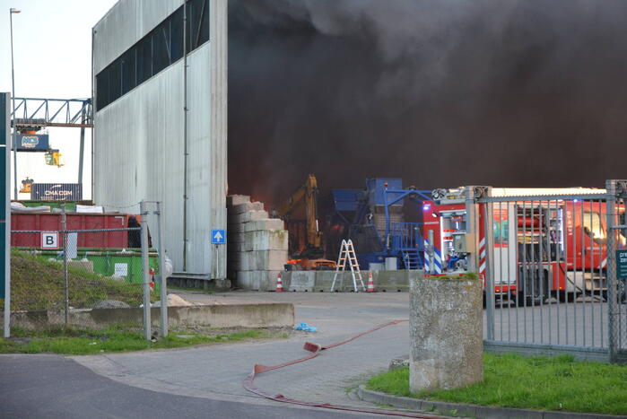Graafmachine uitgebrand in loods van afvalverwerker