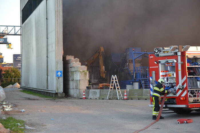 Graafmachine uitgebrand in loods van afvalverwerker